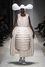 コム デ ギャルソン 2025年春夏コレクション - ヴェールが織りなす〈現れ〉｜写真1