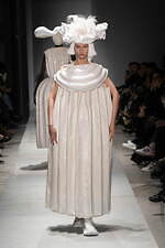 コム デ ギャルソン 2025年春夏コレクション - ヴェールが織りなす〈現れ〉｜写真2