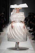 コム デ ギャルソン 2025年春夏コレクション - ヴェールが織りなす〈現れ〉｜写真3