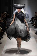 コム デ ギャルソン 2025年春夏コレクション - ヴェールが織りなす〈現れ〉｜写真5