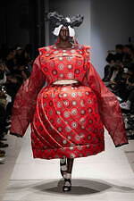 コム デ ギャルソン 2025年春夏コレクション - ヴェールが織りなす〈現れ〉｜写真11