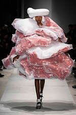 コム デ ギャルソン 2025年春夏コレクション - ヴェールが織りなす〈現れ〉｜写真20