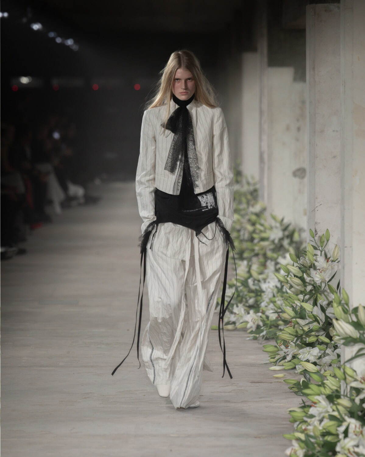 【希少】アンドゥムルメステール リネンベスト オリゾンティ期 ANN DEMEULEMEESTER 2025年春夏コレクション | パリ | 画像40枚