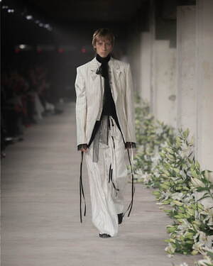 アン ドゥムルメステール(ANN DEMEULEMEESTER) 2025年春夏ウィメンズコレクション  - 写真21