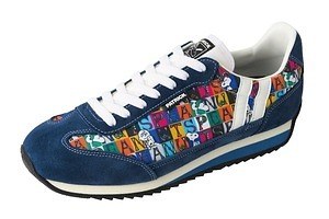 パトリック×「ピーナッツ」のスニーカー、毛布にくるまるスヌーピーや逆立ちイラストのシュータン