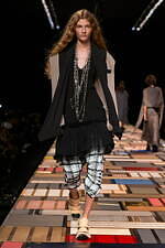 ルイ・ヴィトン2025年春夏ウィメンズコレクション、フレンチファッションのソフトパワー｜写真13