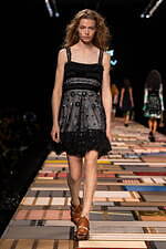 ルイ・ヴィトン2025年春夏ウィメンズコレクション、フレンチファッションのソフトパワー｜写真17