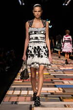 ルイ・ヴィトン2025年春夏ウィメンズコレクション、フレンチファッションのソフトパワー｜写真18