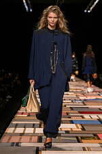 ルイ・ヴィトン2025年春夏ウィメンズコレクション、フレンチファッションのソフトパワー｜写真29