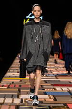 ルイ・ヴィトン2025年春夏ウィメンズコレクション、フレンチファッションのソフトパワー｜写真31