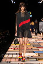 ルイ・ヴィトン2025年春夏ウィメンズコレクション、フレンチファッションのソフトパワー｜写真33