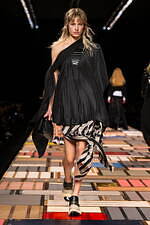 ルイ・ヴィトン2025年春夏ウィメンズコレクション、フレンチファッションのソフトパワー｜写真39