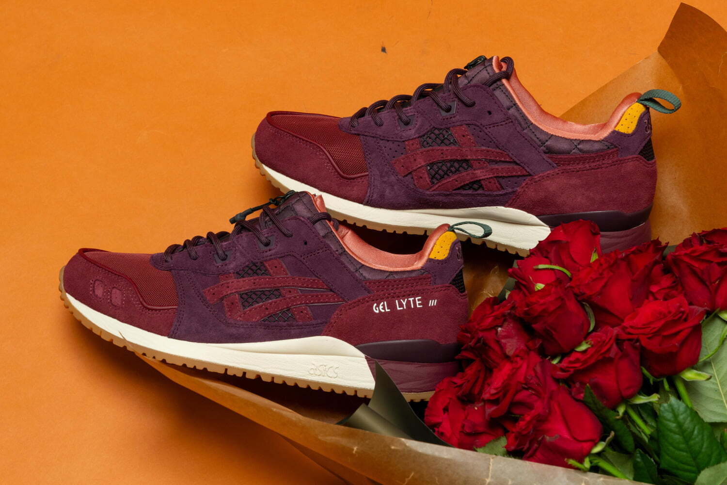 ヘリンボーン｜アシックスのスニーカー「ゲルライト3 OG」“薔薇”着想の濃淡ローズレッドで - 国井栄之が監修