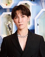 スワロフスキー】渡辺翔太さん着用 Hyperbola フープピアス