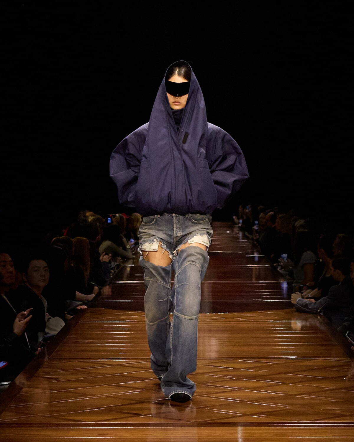 バレンシアガ (BALENCIAGA）が2025年スプリング・コレクションを