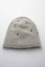 ミューラル×メゾンドリリス“ビジューきらめく”ニットワッチ、ふんわり起毛の深めシルエット｜写真3