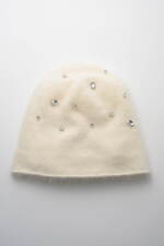 ミューラル×メゾンドリリス“ビジューきらめく”ニットワッチ、ふんわり起毛の深めシルエット｜写真1