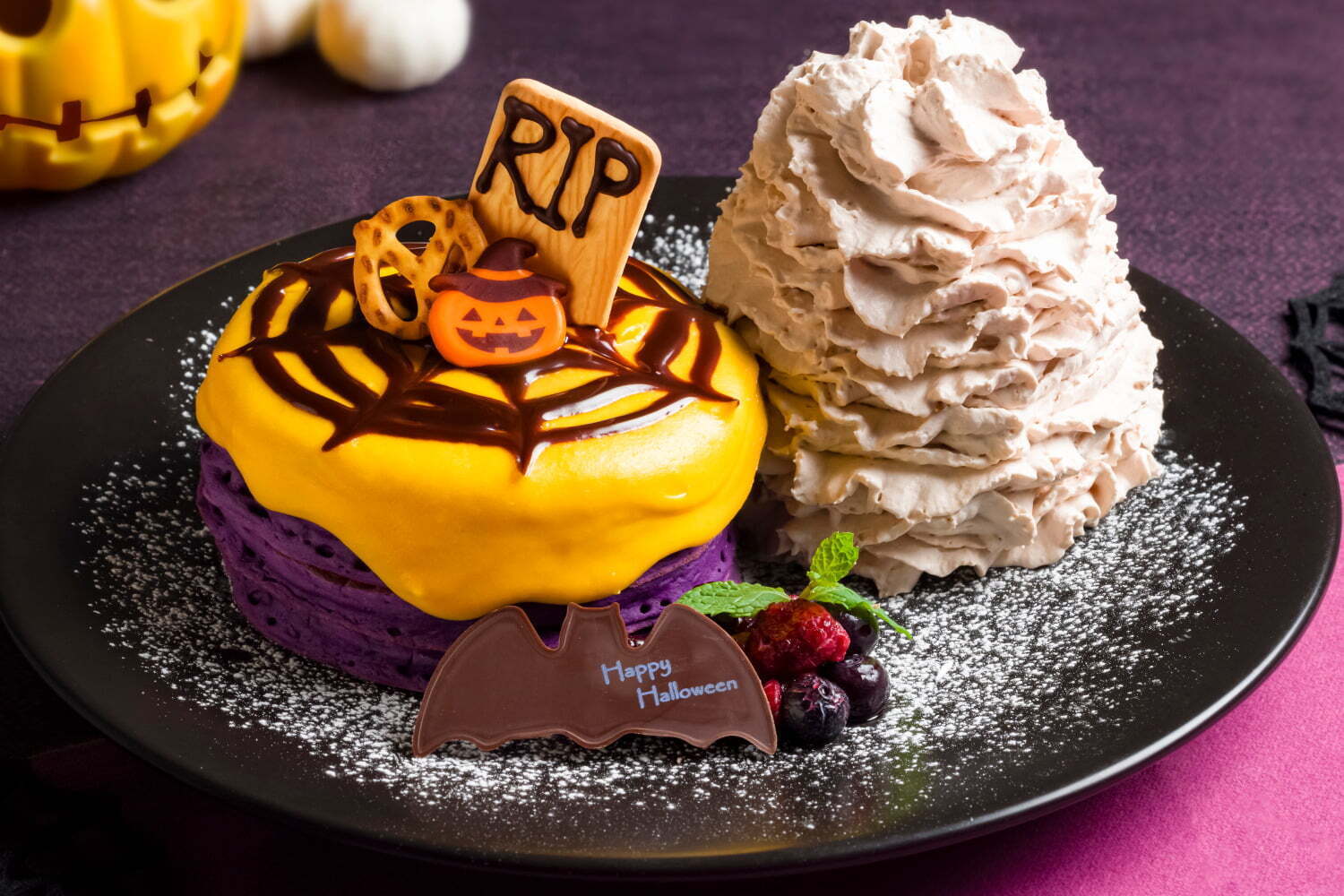 ハロウィンスイーツ｜エッグスンシングスのハロウィン限定パンケーキ、“蜘蛛の巣”描いたかぼちゃクリームたっぷり