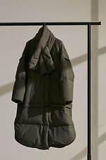 エミ×スタイリスト金子綾のダウンコート、“袖・裾・マフラー取り外しOK”でジャケットやベストに変形｜写真8