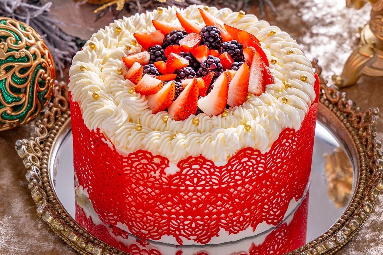 スイーツビュッフェ｜ヒルトン東京“ヴェルサイユのクリスマス”着想スイーツビュッフェ、王妃のティアラ風いちごケーキ