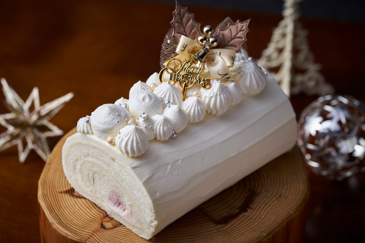 インターコンチネンタルホテル大阪24年クリスマスケーキ、"生地まで真っ白”なブッシュドノエルなど