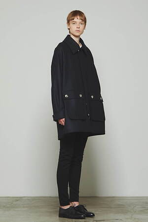 ザ・リラクスの24年秋冬ウィメンズ、大胆シルエットのステンカラーコートやキルティングコートなど｜写真11