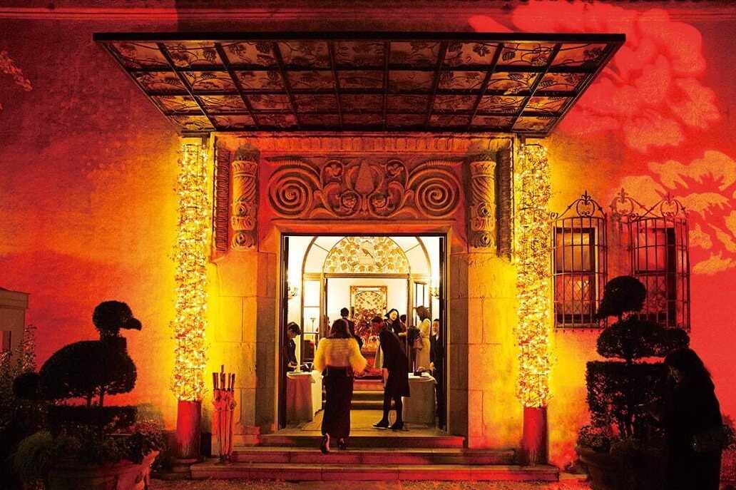 新宿・小笠原伯爵邸で“大人のクリスマスパーティ”、薔薇の装飾＆カジノや本場パエリア