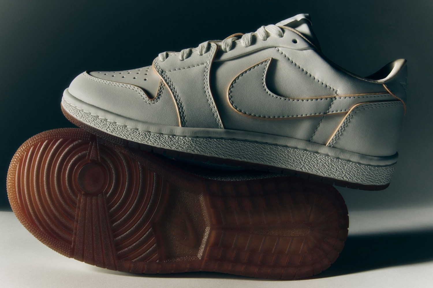 ハイカットスニーカー｜ジョーダン ブランド「エア ジョーダン1」イタリアンレザーの“ウィングロゴ”スニーカー