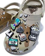 クロックス×XLARGE“チョコチップカモ柄”のコラボサンダル、カスタマイズ楽しむチャーム付き｜写真3