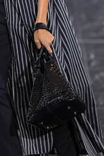 タエ アシダ 2025年春夏コレクション - 溶け合う人間と自然｜写真2