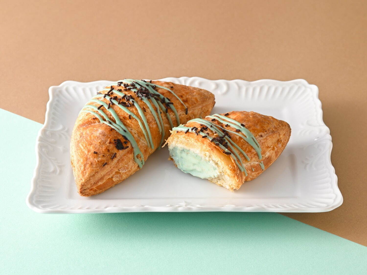 チョコミントクロワッサン 1個380円／カリカリクロワッサン専門店 カリクロ
※販売期間：6月16日(月)～6月29日(日)