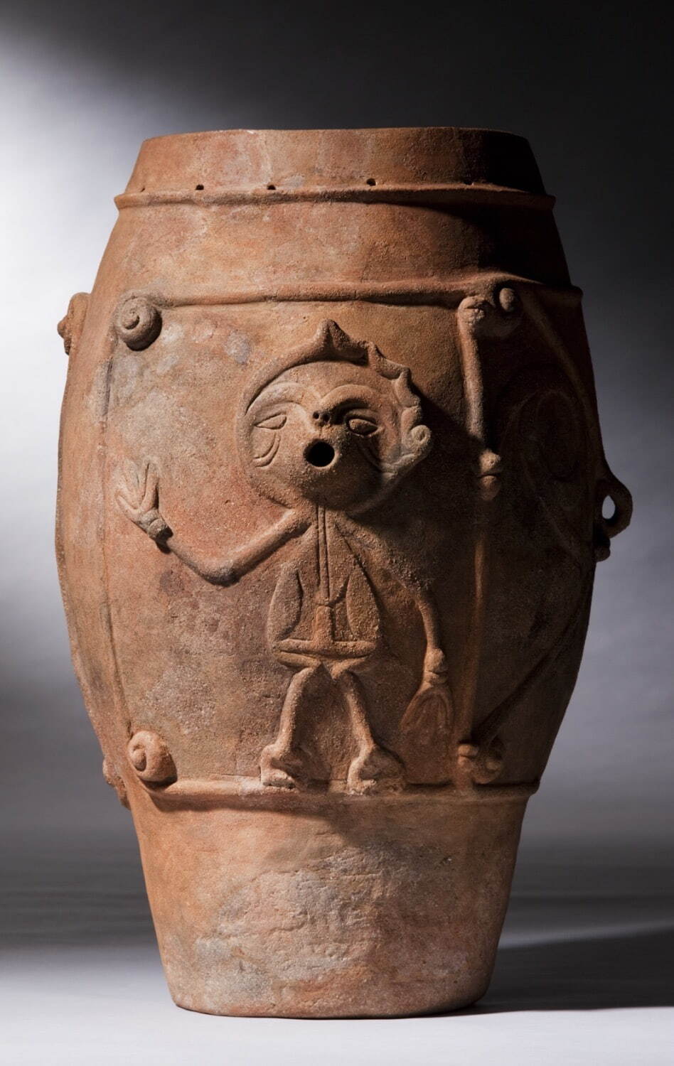 重要文化財 日本遺産 《人体文様付有孔鍔付土器》 鋳物師屋遺跡出土
縄文時代中期中葉(紀元前3500~紀元前3000年頃)
南アルプス市教育委員会・ふるさと文化伝承館