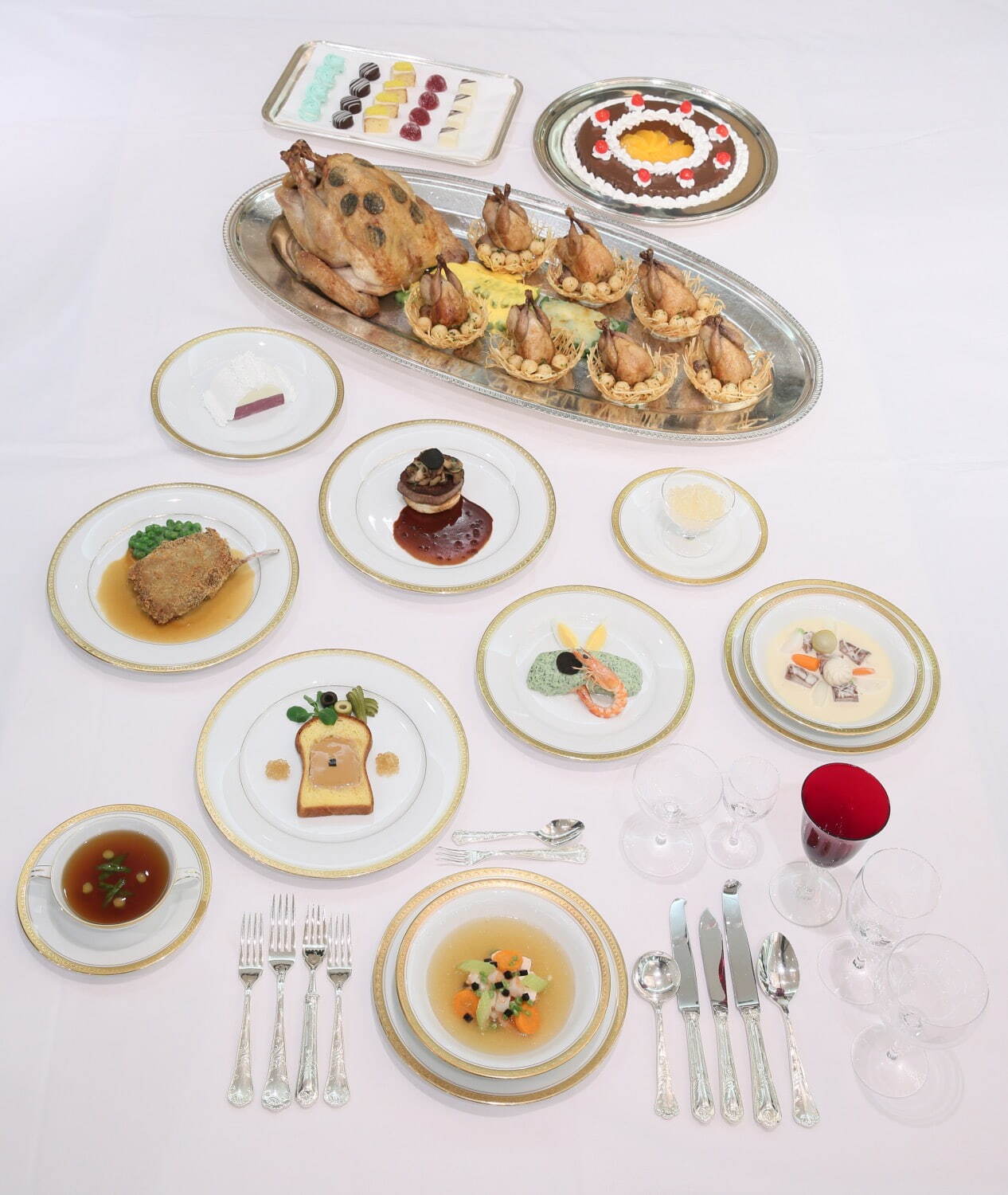 明治天皇の午餐会(明治20年(1887年)5月13日)の料理の再現模型
明治記念館蔵