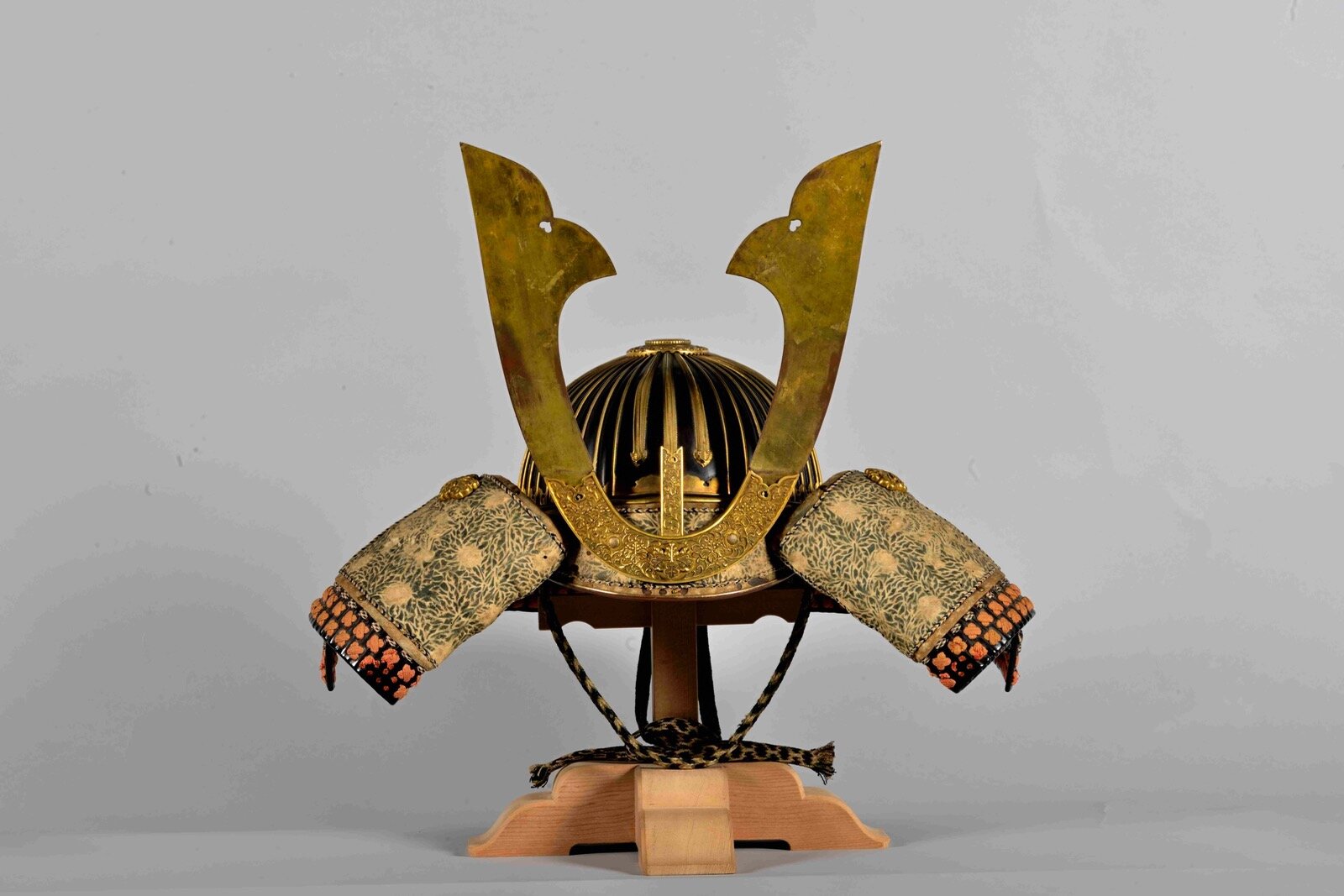 重要文化財 《縹糸威筋兜(縹糸威胴丸のうち)》 奈良県川上村蔵 ［7月19日(土)～21日(月・祝)・8月28日(木)～9月7日(日)展示］