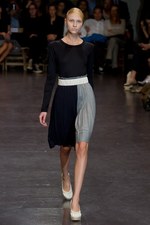 プリーツ使いとシックなカラーがポイント！　zucca(ズッカ)の2011年春夏コレクション｜写真1