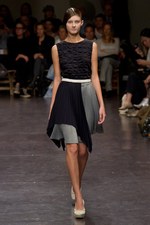 プリーツ使いとシックなカラーがポイント！　zucca(ズッカ)の2011年春夏コレクション｜写真2