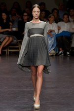 プリーツ使いとシックなカラーがポイント！　zucca(ズッカ)の2011年春夏コレクション｜写真3