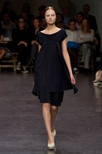 プリーツ使いとシックなカラーがポイント！　zucca(ズッカ)の2011年春夏コレクション｜写真4