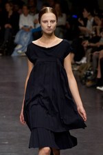 プリーツ使いとシックなカラーがポイント！　zucca(ズッカ)の2011年春夏コレクション｜写真5