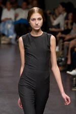 プリーツ使いとシックなカラーがポイント！　zucca(ズッカ)の2011年春夏コレクション｜写真7