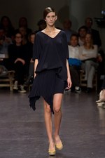 プリーツ使いとシックなカラーがポイント！　zucca(ズッカ)の2011年春夏コレクション｜写真8