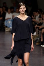 プリーツ使いとシックなカラーがポイント！　zucca(ズッカ)の2011年春夏コレクション｜写真9