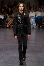 プリーツ使いとシックなカラーがポイント！　zucca(ズッカ)の2011年春夏コレクション｜写真11