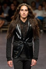 プリーツ使いとシックなカラーがポイント！　zucca(ズッカ)の2011年春夏コレクション｜写真12