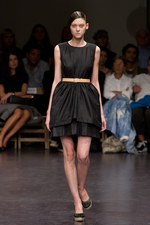 プリーツ使いとシックなカラーがポイント！　zucca(ズッカ)の2011年春夏コレクション｜写真14