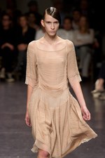 プリーツ使いとシックなカラーがポイント！　zucca(ズッカ)の2011年春夏コレクション｜写真17