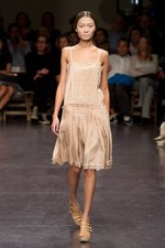 プリーツ使いとシックなカラーがポイント！　zucca(ズッカ)の2011年春夏コレクション｜写真18