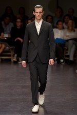 プリーツ使いとシックなカラーがポイント！　zucca(ズッカ)の2011年春夏コレクション｜写真20