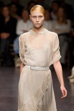 プリーツ使いとシックなカラーがポイント！　zucca(ズッカ)の2011年春夏コレクション｜写真22