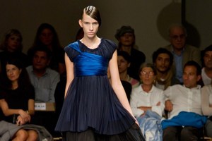プリーツ使いとシックなカラーがポイント！　zucca(ズッカ)の2011年春夏コレクション｜写真0